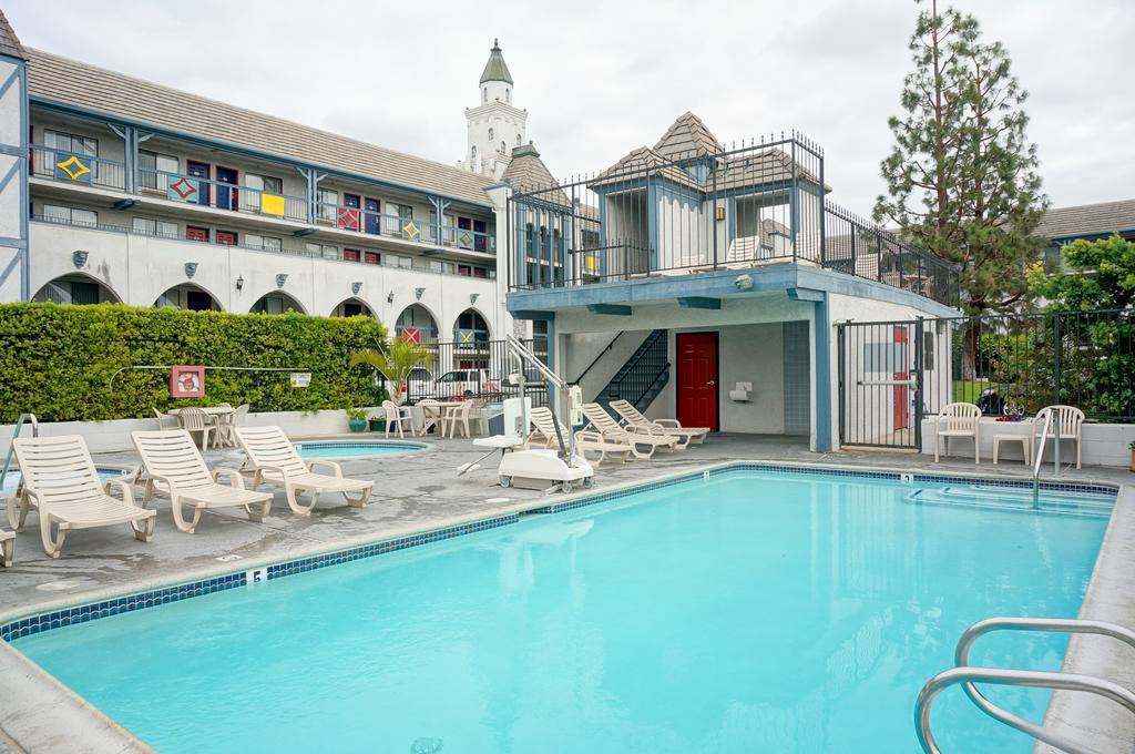 Castle Inn And Suites אנהיים מראה חיצוני תמונה