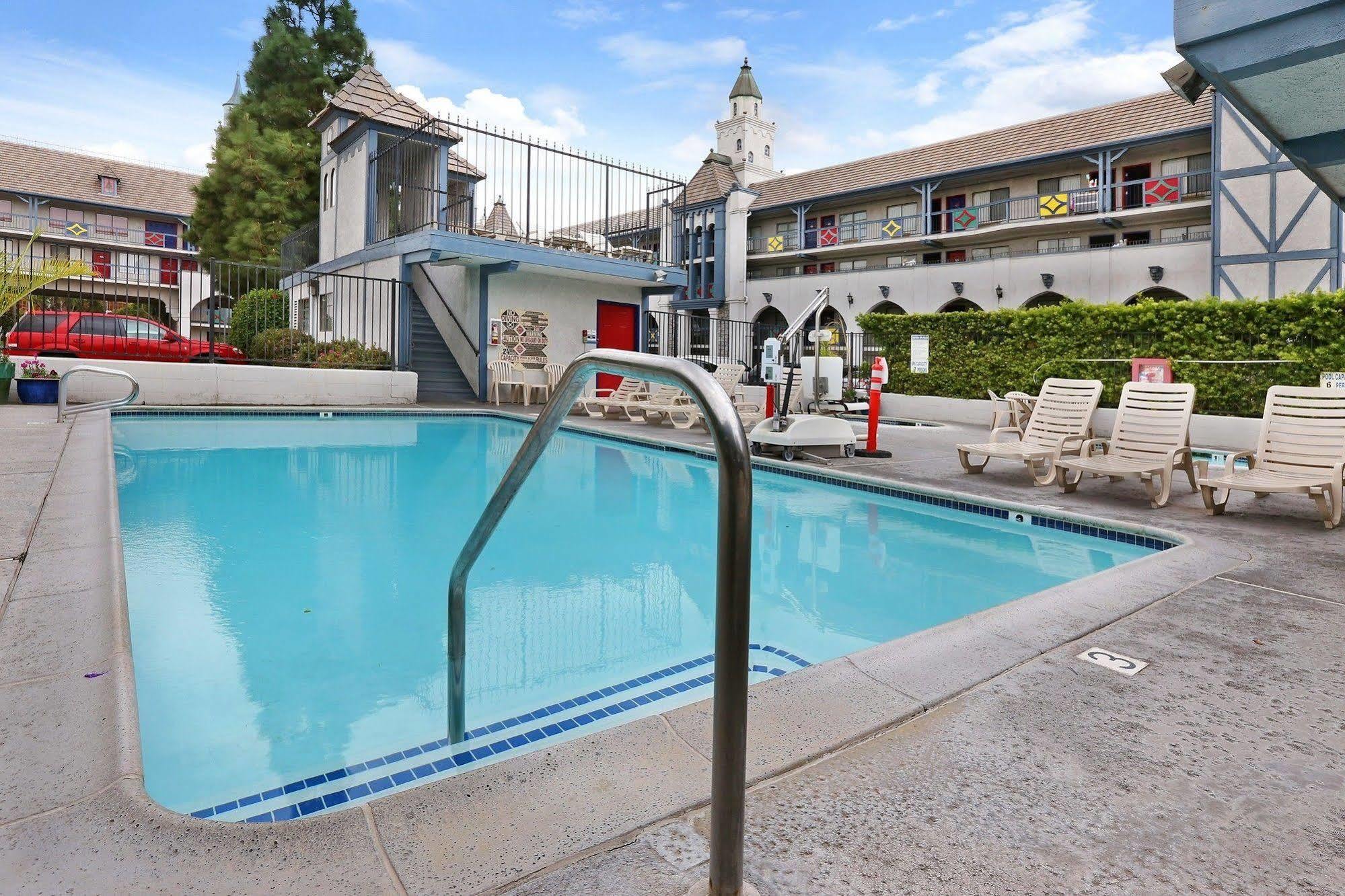 Castle Inn And Suites אנהיים מראה חיצוני תמונה